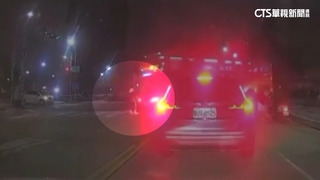 客運左轉未禮讓！　行人遭撞重摔　驚險畫面曝光