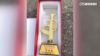 馬拉松獎盃用「解放軍槍枝」做造型　許智傑致歉：已回收