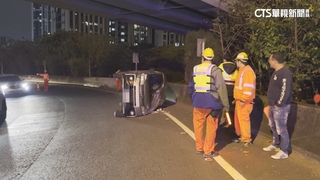 小客車自撞護欄側翻卡匝道　駕駛手部擦傷