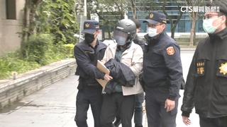 雲云董座出院了　現身分局應訊　面對媒體不發一語