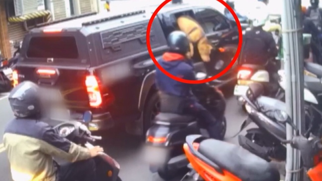 11天前才咬傷人　比特犬再次「開窗」跳車攻擊騎士 | 華視新聞