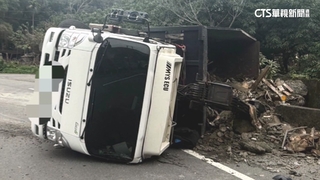 大貨車突翻覆撞護欄「司機輕傷」　警速排除車禍