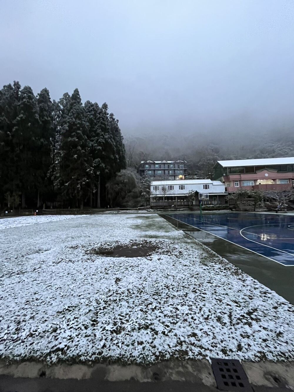 冷氣團發威!新竹尖石鄉下雪 新光國小、司馬庫斯分校停班課一天 | 圖/新竹縣政府