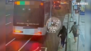 嚇壞！　女搭公車「驚遭夾」拖行20米　業者：將賠償