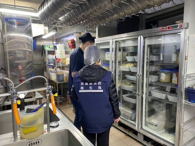 宜蘭火鍋店15人疑食物中毒 衛生局揪2缺失要求停業 | 華視新聞