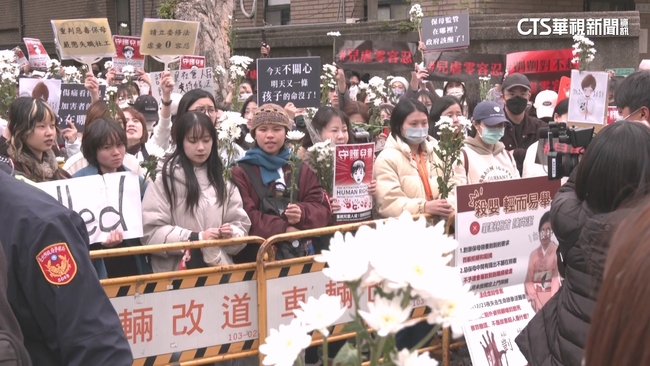 剴剴遭虐死案四度開庭 法院外近千人怒吼:唯一死刑 | 華視新聞