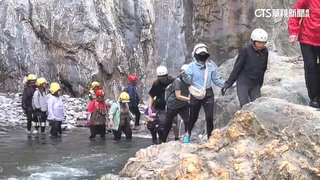 25人團遊屏東霧台哈尤溪　落石突砸落7傷送醫