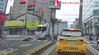 又傳行人地獄！　行人遭貨車撞飛頭部重擊地面