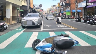 撞上「開車門」摔滑10米　騎士險被遊覽車輾過