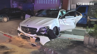 19歲男自撞分隔島！　轎車轉360度衝對向車道