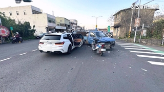 4車撞一團！　轎車撞貨車往前推撞　騎士剎不及又撞