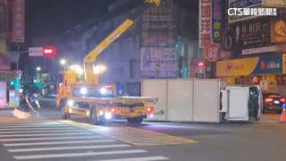深夜路口擦撞車禍！計程車門凹陷　貨車90度翻覆