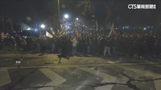 不滿市長遭逮爆衝突！　土國示威民眾遭水砲.橡膠彈驅散