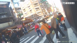 市場口行人集體闖紅燈　騎士無奈剎停.按喇叭提醒