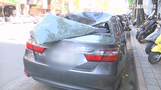 天降橫禍！　大廈外牆磁磚水泥剝落　砸毀轎車母子傷