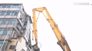 台中清水大樓塌陷　出動長臂抓斗清土石「減重」