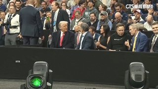 川普.馬斯克觀看摔角比賽　觀眾高呼「USA」