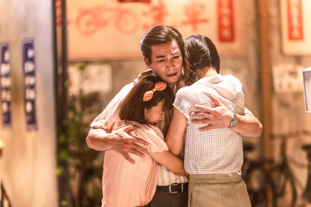 《火車來去》李安全(伊正飾)突然現身 女兒們急奔上前緊緊擁抱父親