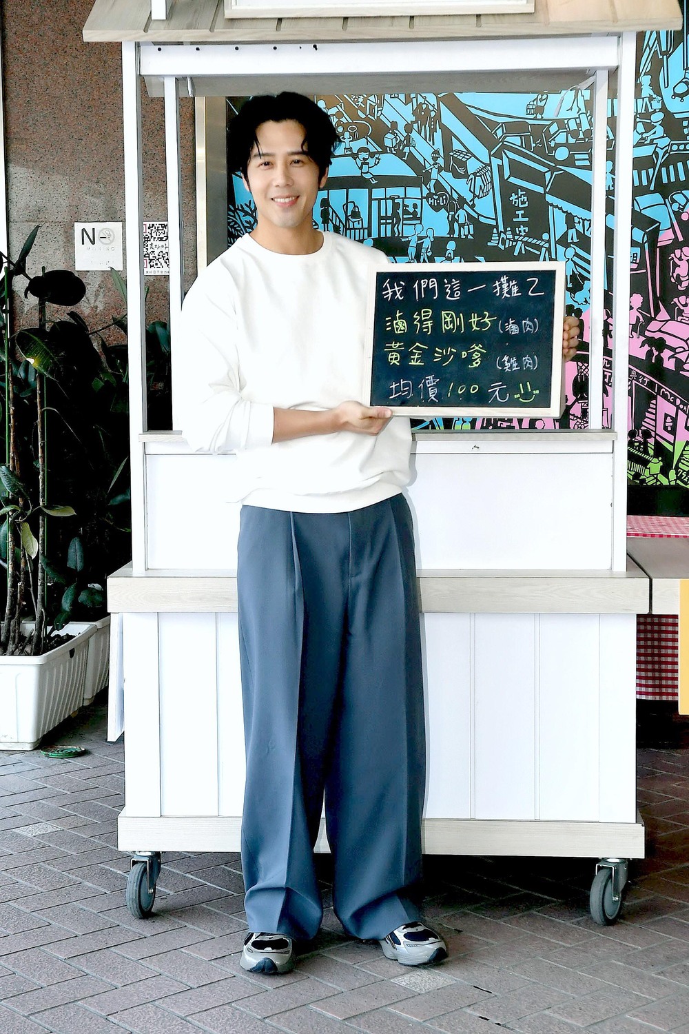 胡宇威負責外場,剛開賣五分鐘就出包。