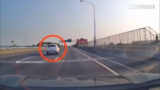 疑疲駕一路蛇行國道！至少3次自撞　後車狂按叭