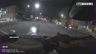 製造假車禍？　女躺馬路阻車　恐涉公共危險罪