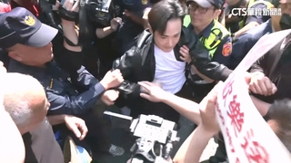 亞亞記者會網紅八炯踢館！　率民眾嗆聲遭警壓制