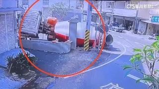 預拌混凝土車迴轉壓溝翻覆　駕駛輕傷.超載開罰