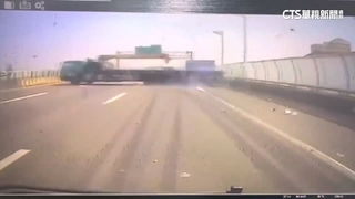 國10連環撞！疑大貨車變換車道不慎　4車撞一團7傷