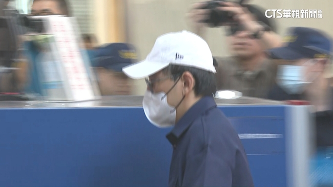 黃子佼二審出庭「坦承部分犯行」　面對媒體不發一語 | 華視新聞