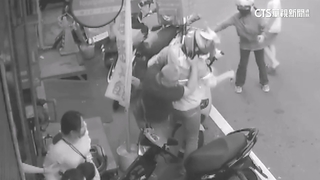 取餐爆口角！　餐飲店老闆.外送員持斧頭.甩棍當街互毆