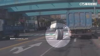 曳引車轉彎輪胎脫落！　「街頭飛輪」砸中2騎士1傷