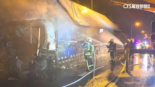 2貨車國1擦撞火燒車！　28歲男駕駛逃生不及死亡