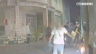 不滿垃圾車先開走！「揮棍棒敲車」　暴走男遭提告