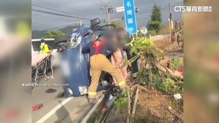 閃燈路口疑未減速禮讓　兩車對撞側翻2輕傷