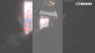 運將開車「看直播還刷禮物」　長達半小時乘客嚇壞