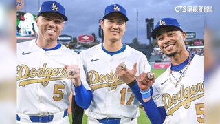 人生第一枚冠軍戒指　MVP大谷翔平拍不停