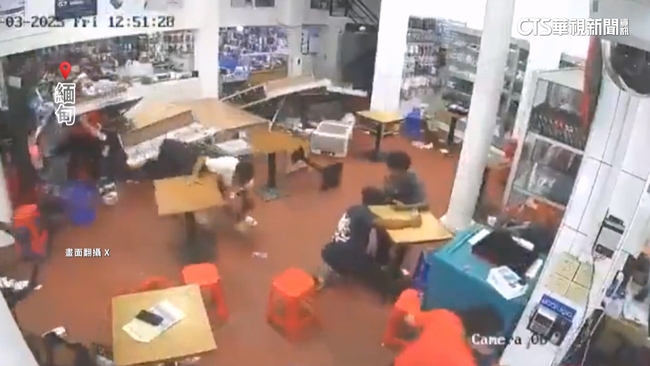 緬甸強震瞬間曝光！　貨架秒倒　民眾急躲桌下 | 華視新聞