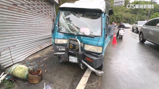 疑恍神自撞路邊民宅　小貨車女駕駛受困重傷 | 華視新聞