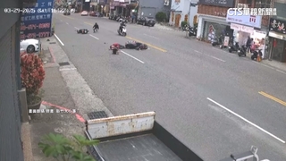 未注意路況！　新竹騎士急轉彎擦撞後方直行車