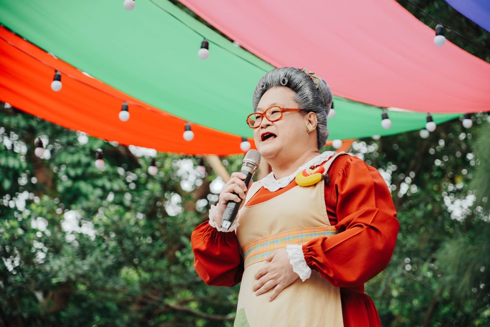 水果奶奶大港開唱嗨開「記憶金曲」　網喊：根本大港女神 | 圖片翻攝自 小公視 臉書