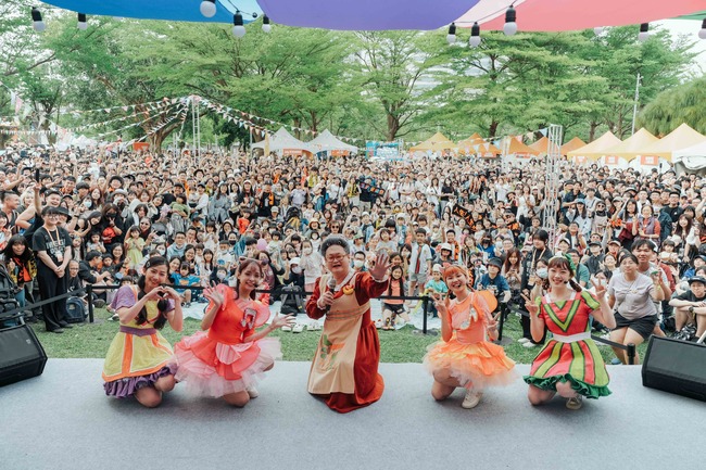 水果奶奶大港開唱嗨開「記憶金曲」　網喊：根本大港女神 | 華視新聞