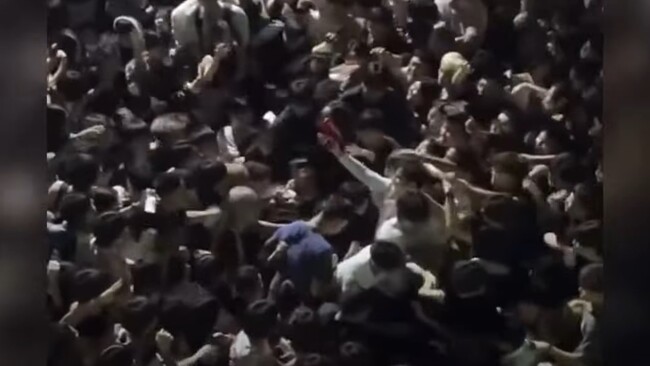 信義區豪撒10萬鈔湧人潮瘋搶　網紅獲緩起訴 | 華視新聞