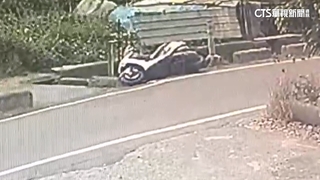 為閃避砂石車？　高雄學生騎機車自摔水溝急呼救