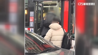 疑尖峰時段難切換車道　客運停路中危載學生