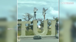 扯！　遊客踩2米高字母地標　網友轟：摔下來算誰的