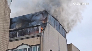 見頂樓冒黑煙急報警！　消防出動滅火.助5住戶脫困