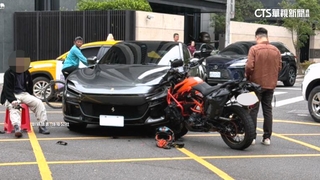 重機撞逾2千萬超跑　「騎士呆坐」網：懷疑人生