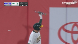 無人機盤旋導致比賽暫停　球僮英勇「徒手抓下」！