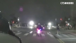 沒開大燈被攔查！飆逃摔車遭制伏　竟是失聯移工