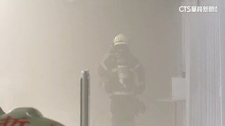 鳳山賣場清晨竄濃煙　消防出動.賣場消防設備滅火成功